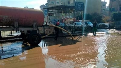 الدفع بسيارات لـ كسح وشفط مياه الأمطار المتراكمة في الشوارع بالشرقية | صور