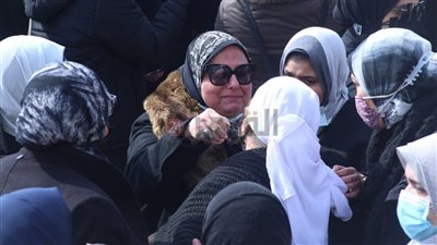 انهيار أرملة الصحفي الراحل ياسر رزق أثناء تشييع جثمانه إلى مثواه الأخير | بث مباشر 