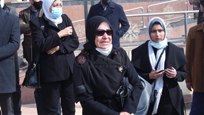 انهيار شقيقة الكاتب الصحفي ياسر رزق أثناء تشييع جثمانه من مسجد المشير