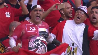 رضا الفيل كبير مشجعي تونس يخطف الأنظار خلال دعمه لمصر بمباراة كوت ديفوار | فيديو