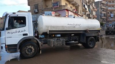 استمرار أعمال رفع مياه الأمطار من شوارع مدينة بيلا وقراها لليوم الثاني 