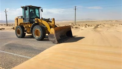 إعادة فتح طريق الحسنة بغداد بشمال سيناء بعد إزالة الرمال والأتربة | صور