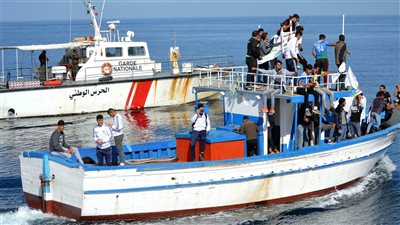 مسؤول بالهلال الأحمر التونسي يكشف تفاصيل إنقاذ 26 مصريا بعد غرق مركبهم | خاص