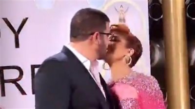 قُبلة هدية من أصالة لزوجها الشاعر فائق حسن بحفل joy في السعودية | فيديو