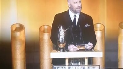 ترك آل الشيخ يهدي جون ترافولتا جائزة إنجاز مدى الحياة بحفل joy