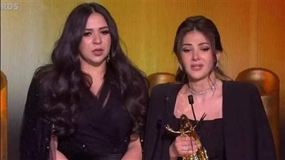 الدموع تغلب دنيا وإيمي سمير غانم خلال تسلمهما جائزة تركي آل الشيخ لروح والديهما