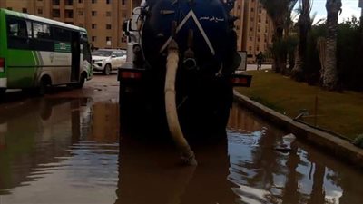 انتشار فرق ومعدات الطوارئ تحسبا لسقوط أمطار بمدينة حدائق أكتوبر|صور 