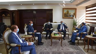وزير التنمية المحلية يتابع مع إحدى الشركات التعاون في إدارة وتشغيل وصيانة المجازر الحكومية المطورة | صور 