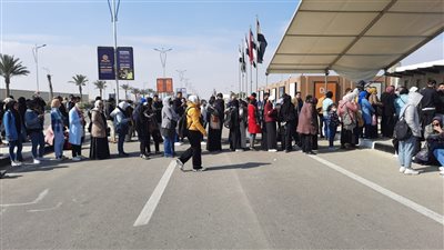 الجمهور يتوافد على حجز التذاكر بمعرض الكتاب قبل موعد فتح الأبواب