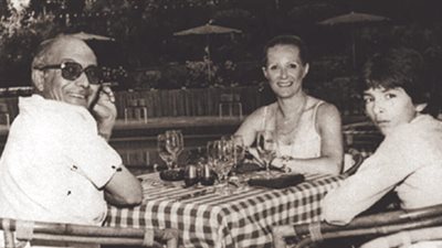 مفاجأة.. فالتراود بيتون أرملة رأفت الهجان اعتنقت الإسلام هي وابنه وأدت العمرة قبل وفاتها | انفراد