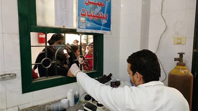 الكشف على 1633 مواطنا بقرية دير البرشا بالمنيا