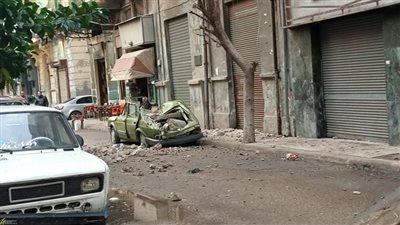 خسائر العاصفة هبة.. انهيار شرفة عقار وتحطم سيارة وسقوط لوحات إعلانية وأعمدة إنارة بالإسكندرية │ بث مباشر