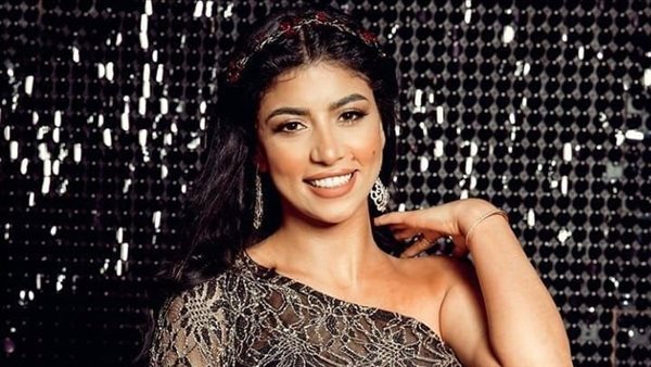 الفنانة كارولين عزمي