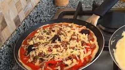 طريقة عمل البيتزا في المقلاة.. تعرفي على التفاصيل