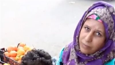 بائعة خضار بالجيزة تعول 7 أطفال تستغيث: مديونة بـ40 ألف جنيه وماليش غير ربنا | بث مباشر