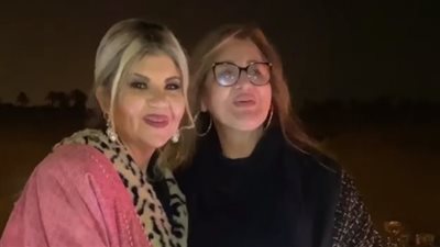 عزيزة جلال في أحدث ظهور لها: وحشتني مصر وأهلها | فيديو