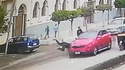 إصابة شاب في حادثة دهس خلال سيره على جانب الطريق بالمحلة | فيديو