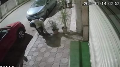 كاميرات المراقبة توثق سرقة أغطية البلاعات في المنوفية.. والأهالي: بيستغلوا برودة الجو