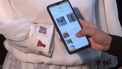 للكشف عن الأماكن السياحية.. ابتكار فستان أنيق يعمل بالشفرة لمعرفة التاريخ المصري