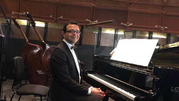 الفنان أمير عوض عازف