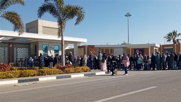 احتشاد الجمهور أمام