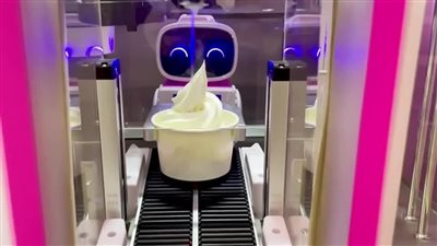 روبوتات تُقدم الآيس كريم للزوار في دورة الألعاب الأولمبية في بكين