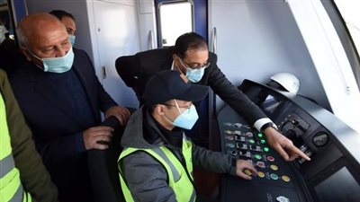 رئيس الوزراء يتابع التشغيل التجريبي للقطار الكهربائي الخفيف LRT 