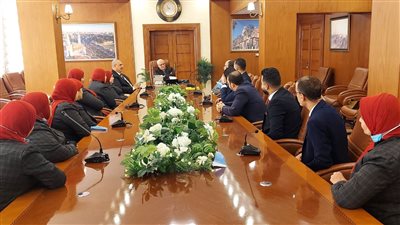 محافظ بورسعيد يلتقي العاملين بمركز الخدمات الاستيرادية