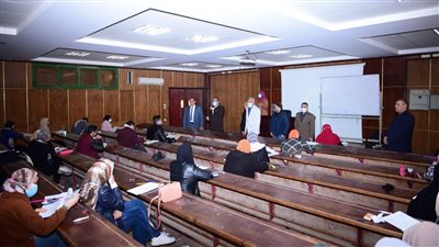 رئيس جامعة سوهاج يتابع امتحانات الفصل الدراسي الأول في أسبوعها الأخير