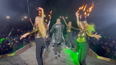 هجوم حاد على عمر كمال وحسن شاكوش بعد ظهورهما مع راقصات على المسرح بالسعودية | فيديو جراف