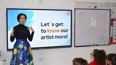 لإبراز أهمية الفنون.. معلمة ترتدي تنورة برسومات فان خوج داخل الفصول بالإسكندرية |صور 