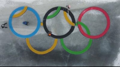 مخترع فنلندي يصنع دوارات جليدية على شكل حلقات أولمبية قبل دورة الألعاب الشتوية | صور