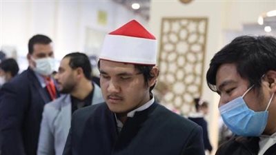 طالب أوزباكي يبهر زوار معرض الكتاب بالتلاوة من مصحف الأزهر بطريقة برايل