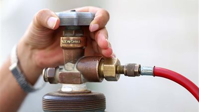 بعد اختناقهم بالغاز.. مصرع أم وطفلتها داخل شقة بحدائق الأهرام | فيديو