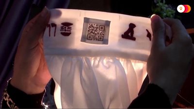 للاطلاع على التاريخ المصري دون دليل سياحي.. مصرية تبتكر فستانًا فرعونيًّا بشفرة الـ QR