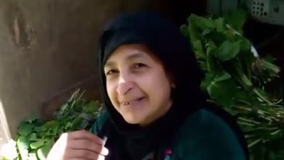 بائعة خضار مسنة بالجيزة تكافح لتربية أبنائها اليتامى: براعي ربنا في شغلي | بث مباشر