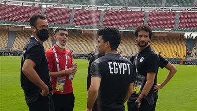 بن شرقي يلتقي لاعبي منتخب مصر قبل انطلاق مباراة المغرب 