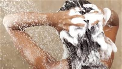خبراء يحذرون.. القيام بذلك أثناء الاستحمام يجعلك تفقدين شعرك