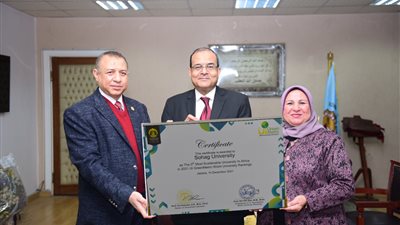 رئيس جامعة سوهاج يتسلم شهادة أفضل خامس جامعة إفريقية صديقة للبيئة