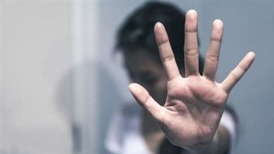 طلب منها إجراء محادثة خادشة للحياء.. فنانة شهيرة تقاضي شابًا والمحكمة تعاقبه بالسجن والغرامة | فيديو جراف 