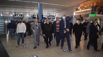محافظ البحر الأحمر يتفقد مطار مرسى علم الدولي ويفتتح مشروعات صحية وخدمية | صور