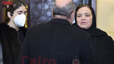 أرملة ياسر رزق تتلقى العزاء في الكاتب الصحفي الكبير