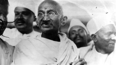 المهاتما غاندي.. فعل كل شيء للهند واغتيل في النهاية