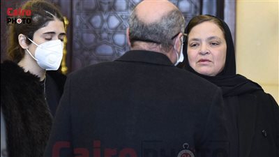 الزوجة الوفيّة السّند.. أماني ضرغام في صدارة الصفوف لتلقي عزاء الكاتب الكبير ياسر رزق 