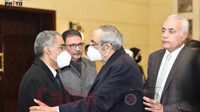  إبراهيم محلب وزكريا عزمي يقدمان واجب العزاء في الراحل ياسر رزق