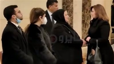 إلهام شاهين تقدم واجب العزاء في الكاتب ياسر رزق بمسجد المشير طنطاوي | فيديو