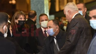 وزير المالية يقدم واجب العزاء في الصحفي ياسر رزق بمسجد المشير طنطاوي | فيديو