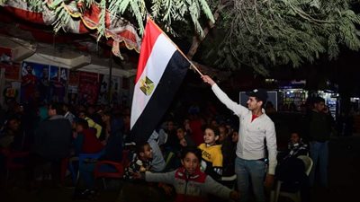 بالأعلام.. أهالي سوهاج يحتفلون بفوز المنتخب المصري في الشوارع | صور