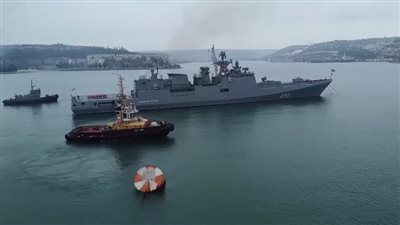 استمرار تقديم مئات الأطنان من المساعدات الإغاثية إلى سوريا وتركيا بحرا