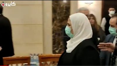 وزيرة التضامن تقدم واجب العزاء في الكاتب الصحفي ياسر رزق بمسجد المشير بالتجمع| فيديو